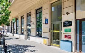 Jess Inn Hostel Rondo Charles De Gaulle