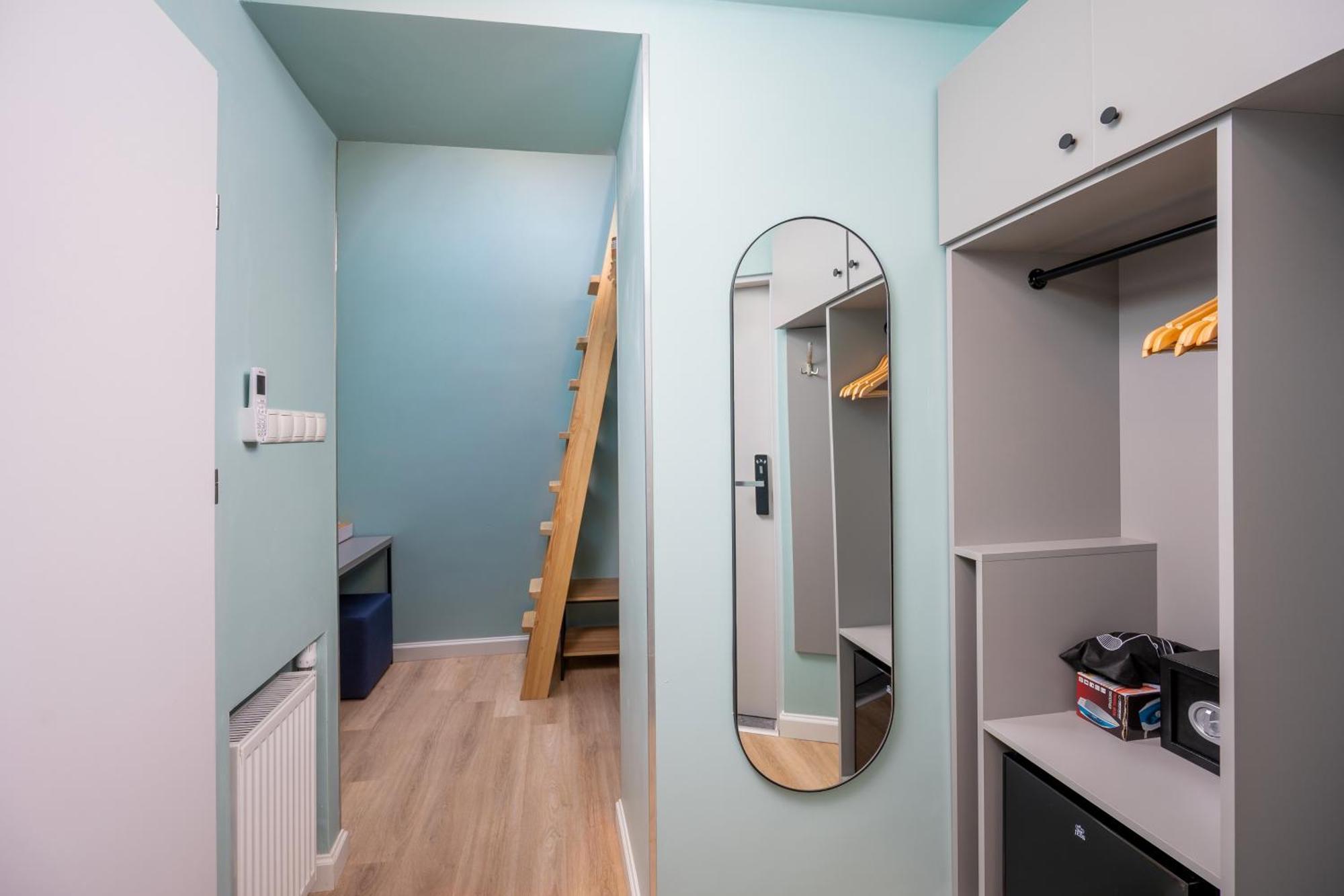 Jess Inn Hostel Rondo Charles De Gaulle Warszawa Zewnętrze zdjęcie